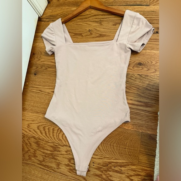 Aritzia Babaton Contour Squareneck Shortsleeve Bodysuit size Small - Picture 7 of 9